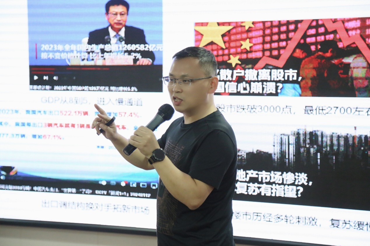 2024年2月2日，廣東云科國際供應鏈管理有限公司（簡稱：云科國際）2024年度新春年會暨2023年度總結表彰大會在廣州順利召開，云科國際管理班子、各職能部門負責人、事業部合伙人等與公司員工齊聚一堂，以“新變局下的重生之路”為主題展開探討，并一起回顧了2023年工作情況，基于當前宏觀政策及市場形勢，進行2024年重點工作部署。